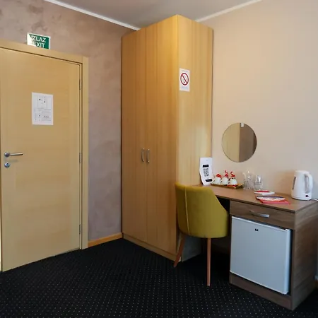 Smestaj Tank, Pancevo شقة *