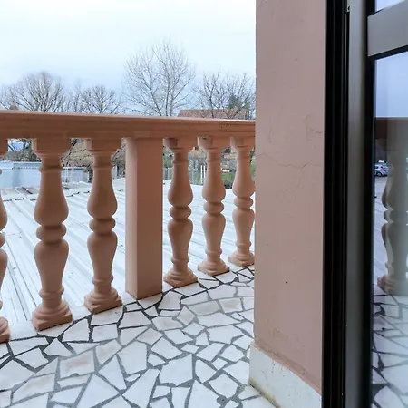 Smestaj Tank, Pancevo Salasi